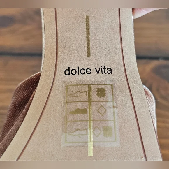 Dolce Vita Women's Tan Velvet Heels/Sandals W/floral Petal Detail Size 8 NWOB - Picture 6 of 11